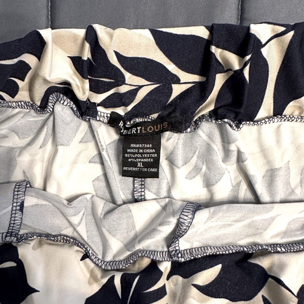 Floral patterned Robert Louis light weight shorts, size XL. - Picture 3 of 3